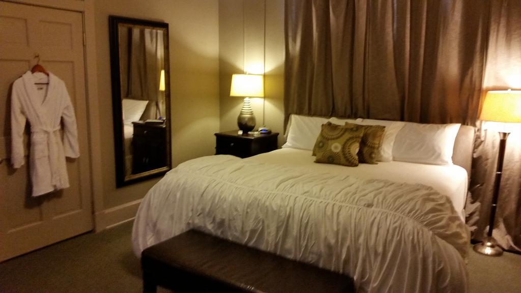 The Loft On The Square Hotel Magnolia Room photo